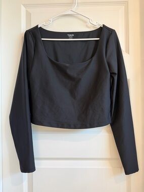 Old Navy Active Black Long-Sleeve Scoop Neck Crop Top